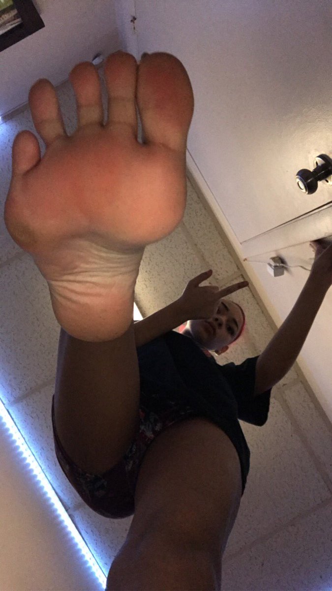 PrincesaRose2k's tweet photo. It will ALWAYS be,
Fuck you🖕🏽Pay me💰

So SEND, or FUCKOFF💋

#findom #financaldomination #humiliation #blackmail #footfetish #feet @Brun0Parent @RT4BOSS https://t.co/mZbJ7UlvNg