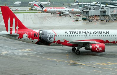 NegaraGemilang's tweet photo. @staronline What color you gonna paint @Airasia planes to polish @MuhyiddinYassin shoes now ? 

I rather pay more to fly national @MAS  than see your hypocrite #fukface Tony https://t.co/ib5AaT8bNo