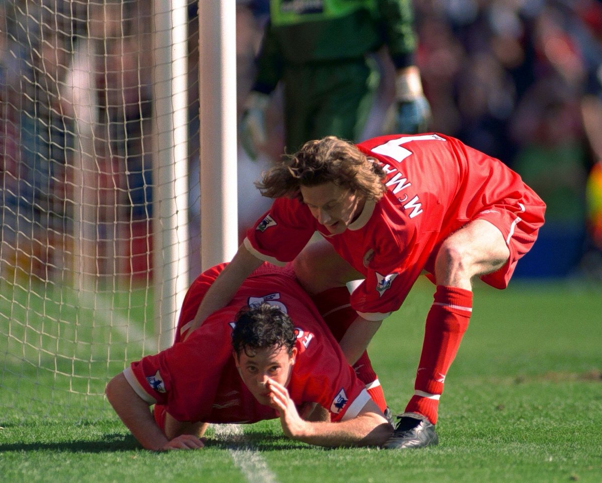 panditfootball's tweet photo. Selebrasi "Sniffing the Goal Line" Robbie Fowler saat Liverpool menang atas Everton. Sebelumnya fans The Toffees mengejek Fowler terlibat dalam pemakaian obat-obatan terlarang.
 
Fans Liverpool masih ingat ini musim kapan? https://t.co/RvF9jYAqrJ