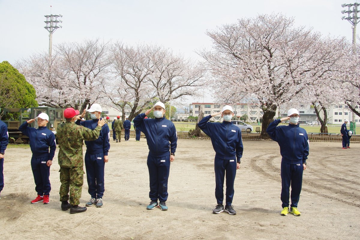 陸上自衛隊 大村駐屯地 初めての基本教練 キリッとかっこよく出来ています ３か月後のafterをこうご期待 令和2年度自衛官候補生課程教育 大村駐屯地 第１６普通科連隊 桜と共に 敬礼 休め Before 生々躍動