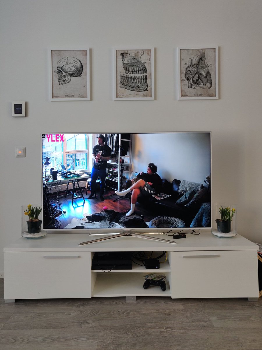 iitu_n's tweet photo. #YleX himashow kuvan kera. Sattuipa koulupäivä sopivasti 🤓 https://t.co/cYwsM5Q7BK