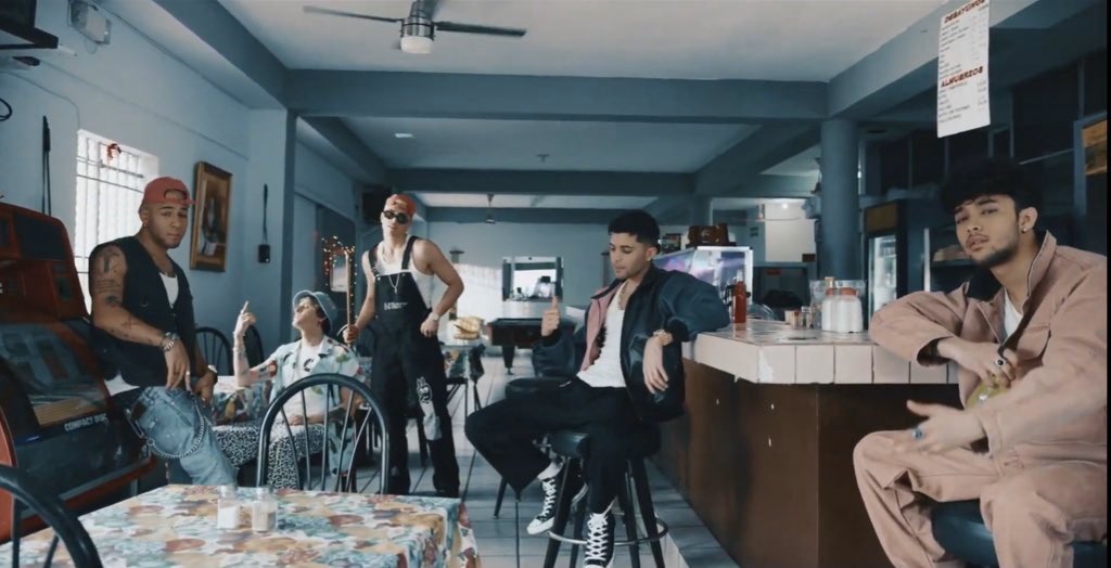 LxtinoGang's tweet photo. Superando las 200 mil visitas en menos de 20 minutos, salió el videoclip de “Honey Boo” de @CNCOmusic en colaboración con @NattiNatasha. 🍯 #HoneyBooOutTonight

A verlo: https://t.co/isuSs1Dtb7 https://t.co/4WDqkTSNtN