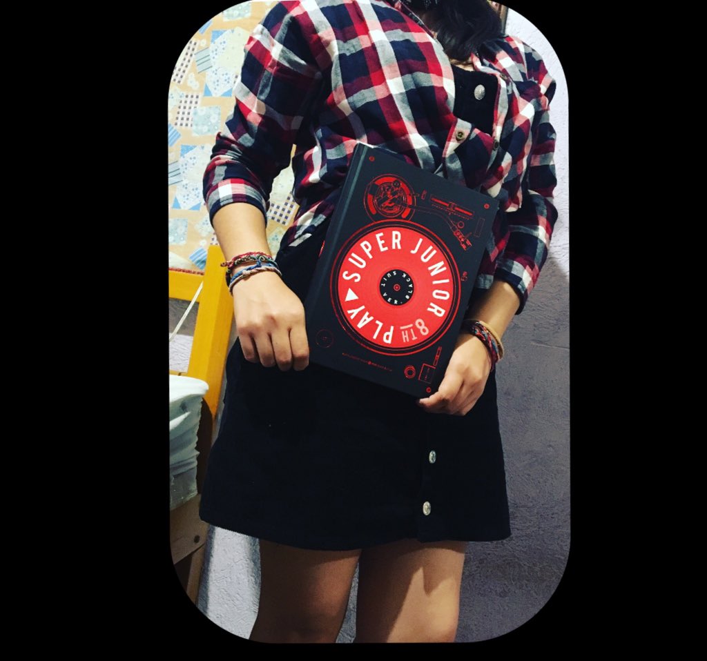 Kyubel_13's tweet photo. Mi intento de...
Dressing up as Super Junior Albums. 😅💙
•
•
@SJofficial 
#SuperJunior #Play
#BlackSuit #Red_Black 
#ELF #Trending 🔴⚫���▶️
#규현아_사랑해 https://t.co/BExESTxpfg