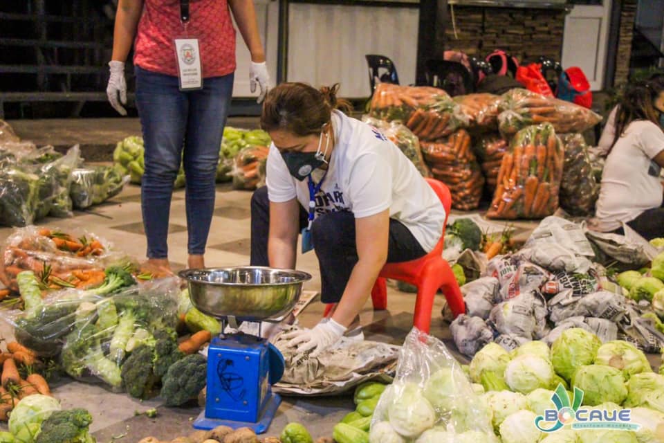 PhilippineStar's tweet photo. The municipal government of Bocaue, Bulacan bought the vegetable products of Cordillera farmers who cannot sell their crops in the market due to the enhanced community quarantine. (Facebook/Mayor Joni Villanueva) https://t.co/DxOxEGCag5