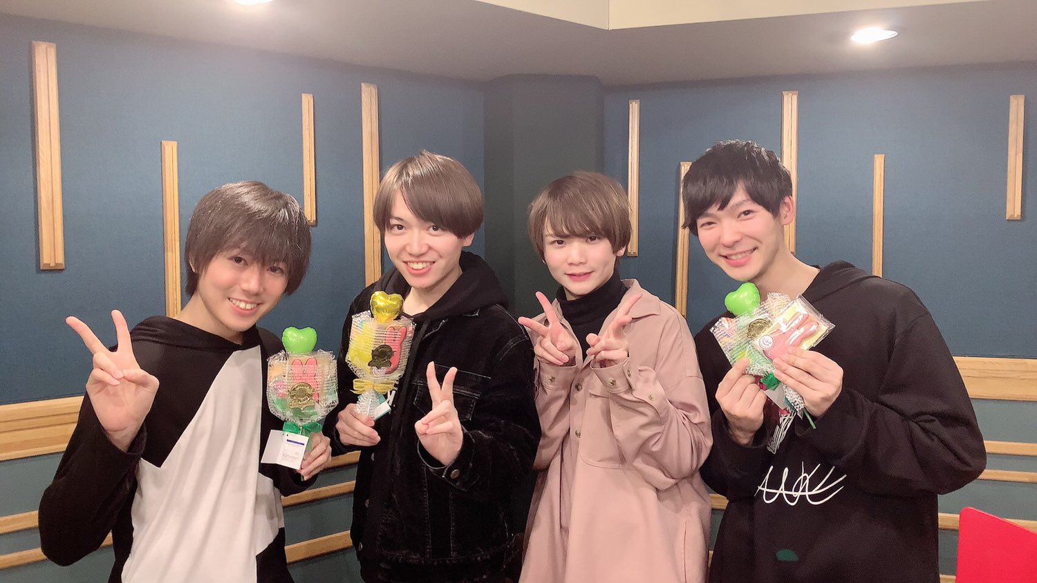 鵜澤 正太郎 地縛少年花子くん 第12の怪 横尾 アンコウ大使 役で参加させて頂いておりました アニメを通してこの作品に関わっているキャスト陣やスタッフ様の素敵な雰囲気が伝わっていると思います お写真は左から 佐藤 源光 ミツバ 横尾です