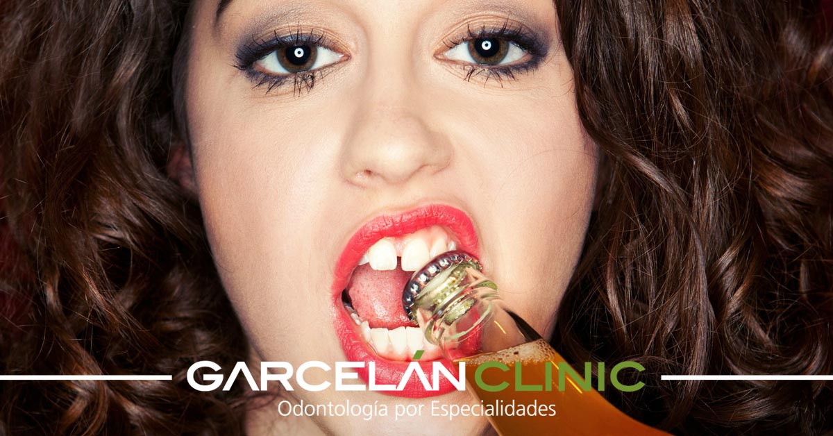 GarcelanClinic's tweet photo. ¿Sabes por qué es mala idea utilizar tus dientes como tijeras, cortauñas, sacacorchos...? Pues te lo contamos aquí: https://t.co/vycztfVL9A #SaludDental #ConsejosDentales https://t.co/HyxxYtDU9q