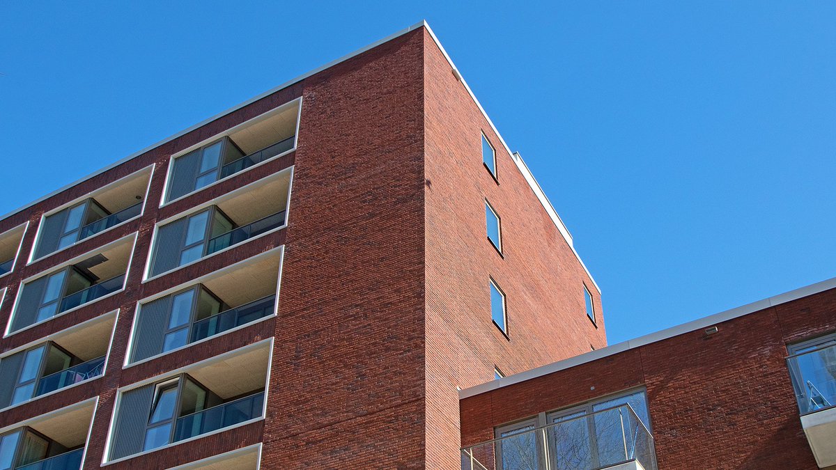 Het appartementencomplex Breehorn in Amsterdam is opgeleverd! Wat het project zo bijzonder maakt zijn de getrapte gevelpanelen in de raamkaders. Samen met Bouwgroep Dijkstra Draisma hebben we dit mooie project mogen realiseren!

#samenwerken #samencreeren

bit.ly/2R5E5sy