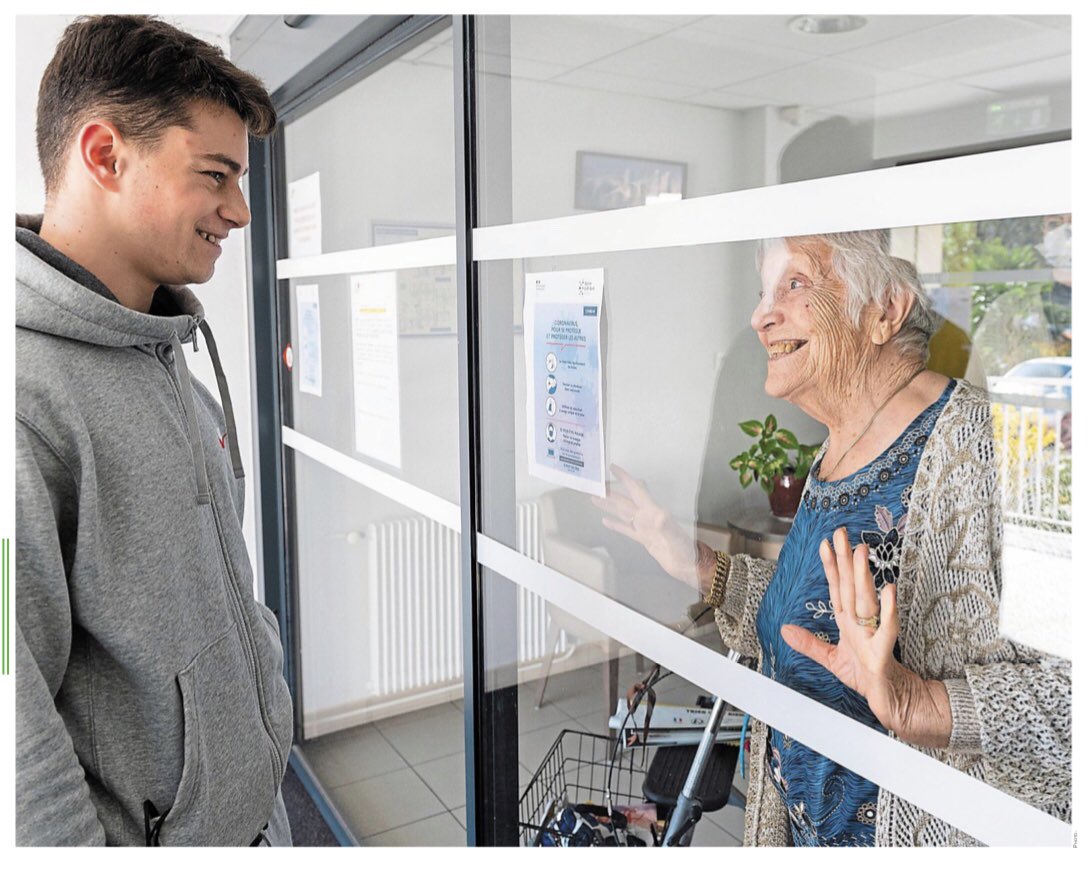 ereiscarona's tweet photo. Cette photo de ⁦@ADEMASDavid⁩ en Une de ⁦@OuestFrance⁩ est exceptionnelle : le petit-fils rend visite à sa grand-mère à l’entrée d’une résidence de personnes âgées de Cesson-Sévigné. Il y a tout dans les regards https://t.co/EP4kPrxTo2