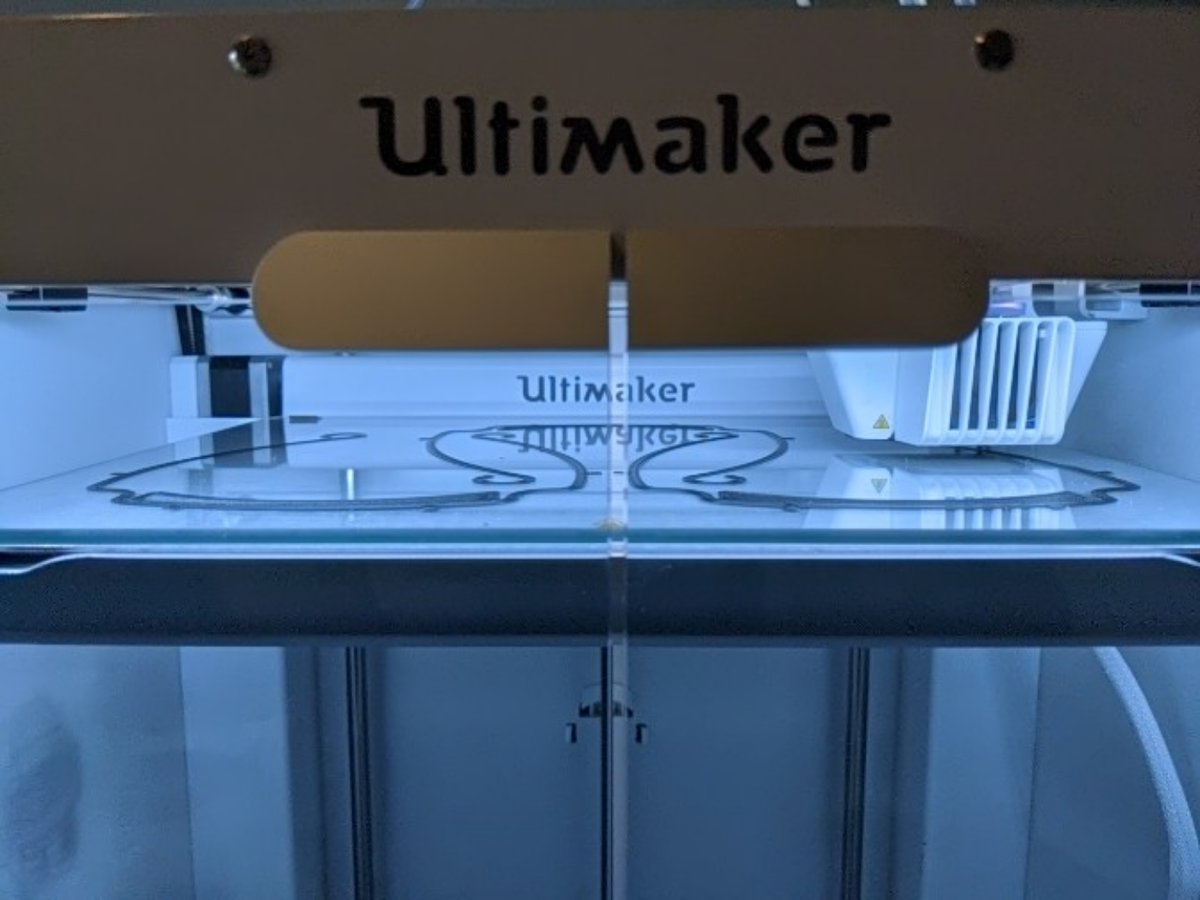 ChrisCREATE2's tweet photo. Playing with the Cura settings this morning, now have 3 face shields done in 2 hours, down from 5 and a half that it was on the standard fast settings. #hackthepandemic #3Dprinted #Ultimaker https://t.co/H1y6cG7gnB