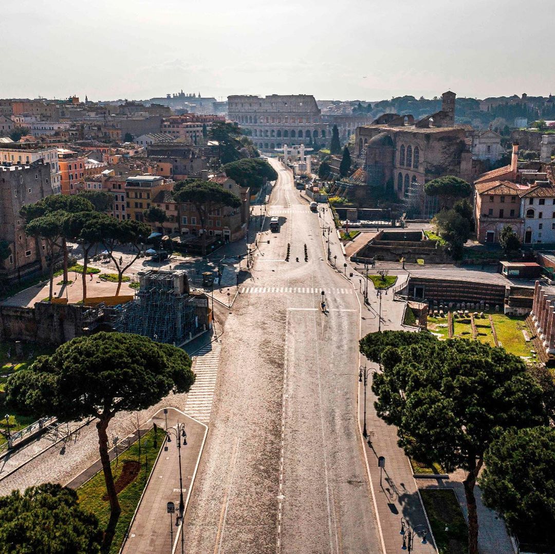 'Avrei voluto toccarla attraverso tutte quelle distanze'
#JonathanSafranFoer

~Ph.Roma deserta durante l'epidemia di coronavirus, by @AFPphoto~

#CartolineDalMondo
#CoronaVirus #Roma #Colosseo #ForiImperiali @CasaLettori @LaScuolaDiAtene @672Cilia @DavLucia @claviggi @Frans_garo