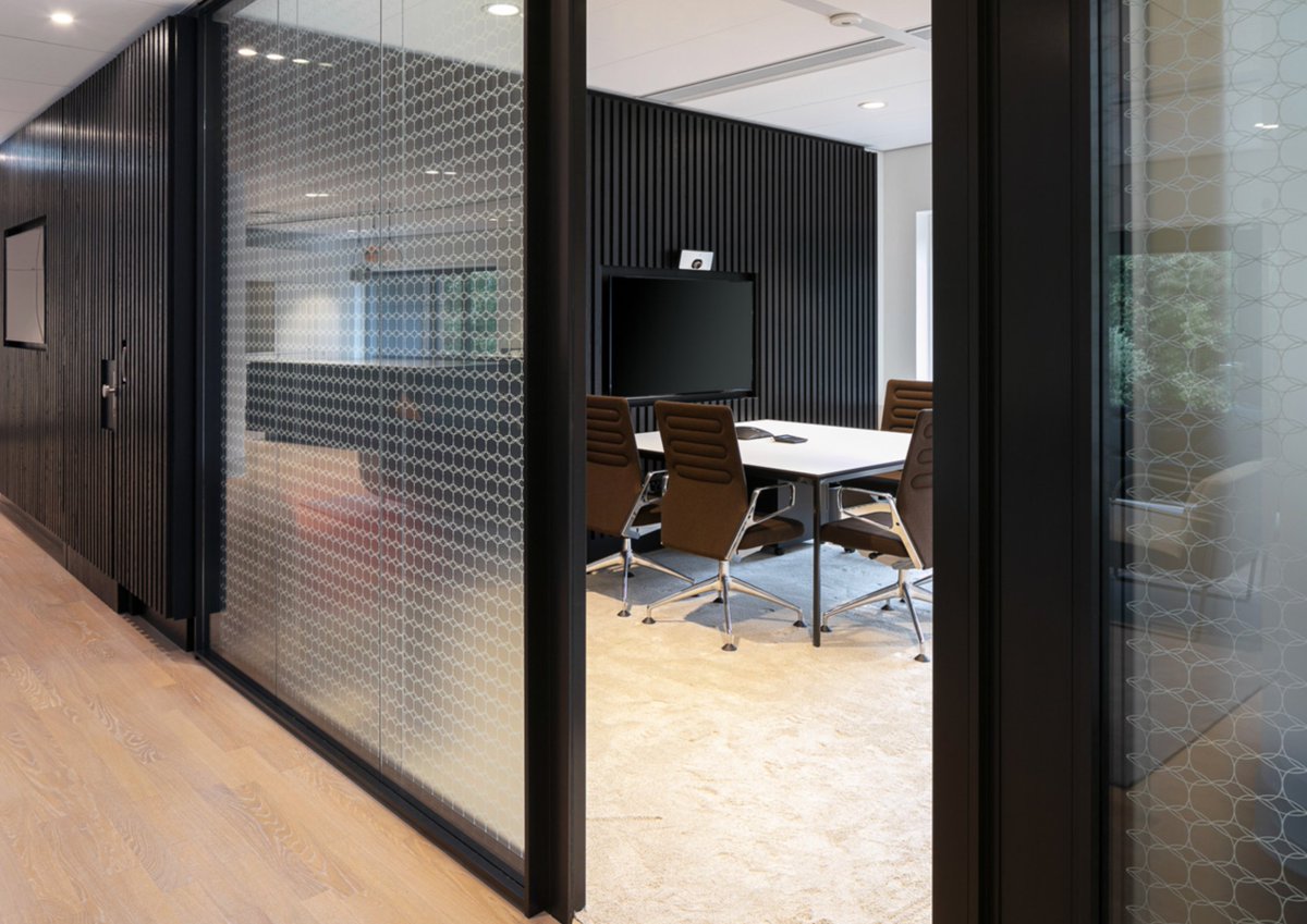 Dit kantoor aan de Zuidas in Amsterdam is een lust voor het oog! Ontdek nu dit stijlvolle kantoor met Skye in combinatie met Serenity deuren: planeffect.nl/portfolio-item…