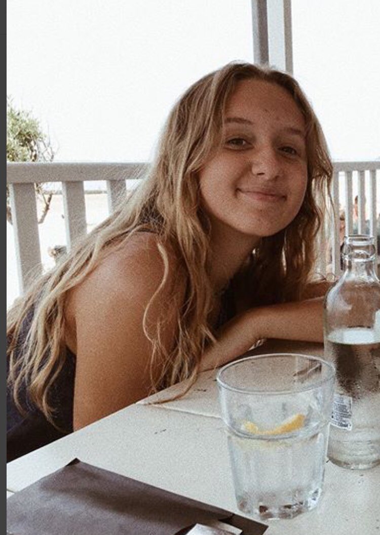 RoosensCaro's tweet photo. Vrienden van me zagen dit meisje in spanje op sanddance, waarschijnlijk was ze ook op kamp met summer bash. Als zij niet mijn dubbelganger is weet ik het ook niet😲. Jammer dat ik niet weet hoe ze heet.. https://t.co/kI8aD7E7eg