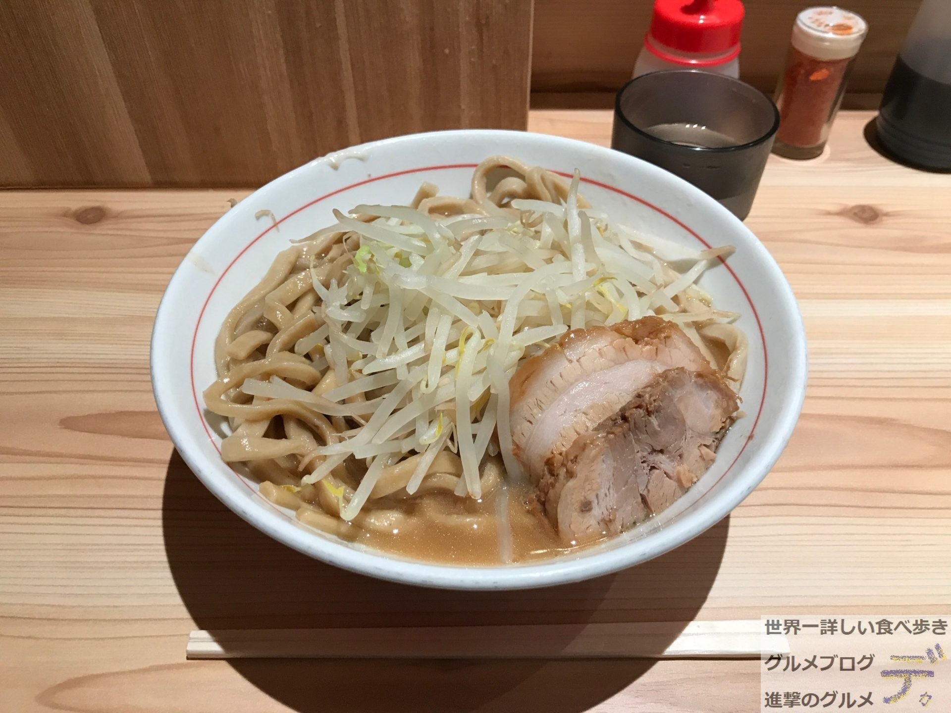 進撃のグルメ コンビニ新商品 セブン ローソン ファミマ 口コミで話題のグルメブロガー 眞久中 まくなか 御茶ノ水駅 神保町駅 極太麺のラーメン つけ麺 マゼソバが食べられる人気店です ラーメン 大盛り は デカ盛り ボリューム