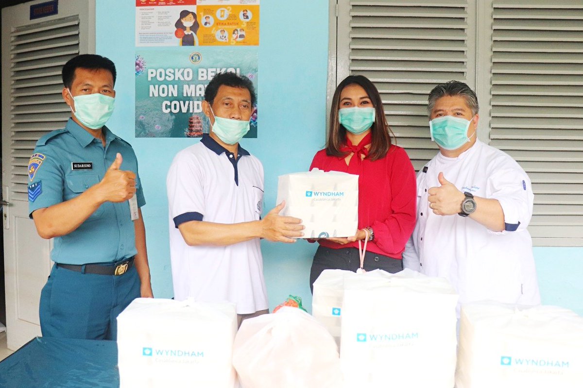 Terimakasi kepada teman-teman dan tamu kami yang sudah mendukung Campaign RIVA Healthy Food Delivery dengan membeli makanan dari @rivagrillnbar, kemarin telah kami memberikan donasi makanan ke RSAL Mintoharjo untuk para tim medis. 
Yuk saling membantu dalam #wyndhamaksipeduli