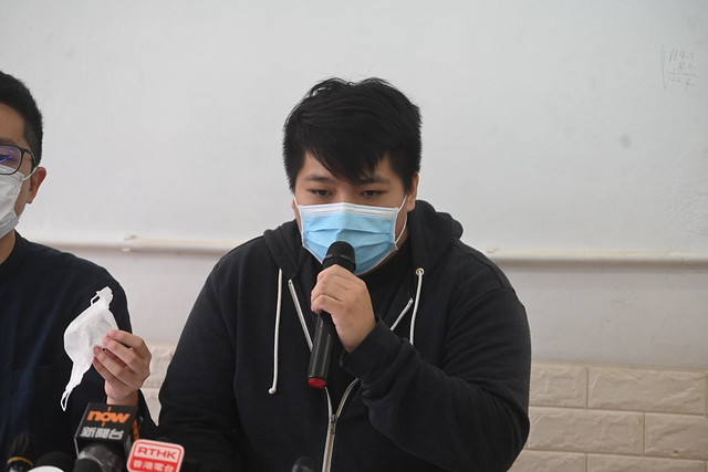 demosisto's tweet photo. When being detained at police station, @demosisto member Li KaiChing found #hkpolice forced all detainees to take off their masks. Instead, they can only use paper-thin masks without filters. Also, people with mental illness were forcibly assaulted by police in stations. https://t.co/u2cs6bR45R