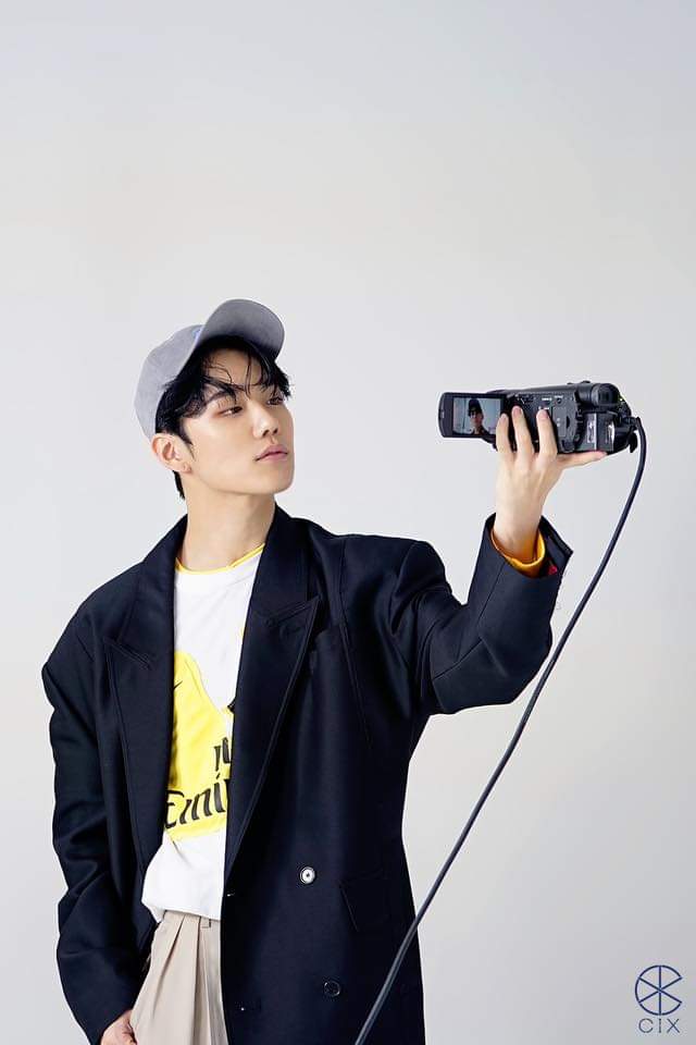  KIM SEUNGHUN (Main Vocalist, Dance) stage name: Seunghunbirthday: February 26, 1999height: 181cm He participated in YGTB too with Byounggon. They left YG early 2019 and moved to C9 Entertainment.  #CIX  #씨아이엑스  #SEUNGHUN  #김승훈   @CIX_twt  @CIX_Official