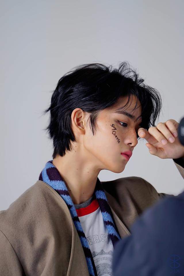  BAE JINYOUNG (Face of the group, center, dance, vocal) stage name: Bae Jinyoungbirthday: May 10, 2000height: 180cm He was a former Wannaone member and now re-debuted with CIX. He made his solo debut/album last April 2019 before debuting with CIX.