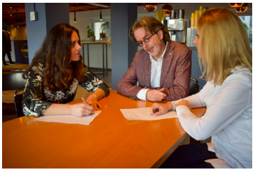 amplooi's tweet photo. Heeft u het al gehoord? Wij hebben 15 nieuwe arbeidsdeskundige collega’s. Deze professionals vormen het nieuwe label ADEA. Wij zijn er trots op u met dit label van dienst te kunnen zijn voor al uw arbeidsdeskundige vraagstukken. Meer weten? Bezoek de site: https://t.co/0PfiXXo33j https://t.co/ztZznHJFl2