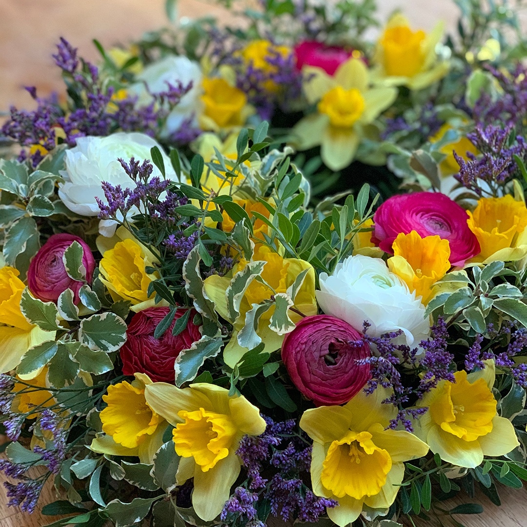 This moss-based open wreath was another request for bright spring flowers. Daffodils fit the bill so perfectly.

#foamfree #nofloralfoam #nowaste #naturalfuneralflowers #flowerobsessive #flowersofinstagram #funeralflowers #farewellflowers #funeraldirector #woodlandburial