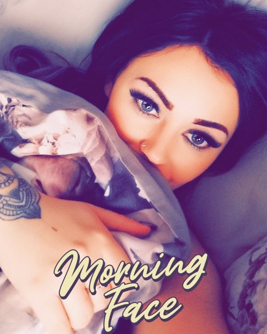 Morning 😊 #morning #bed #blueeyes #morningface #tattoo #inkedgirls #ink https://t.co/kzY5yB3aDp