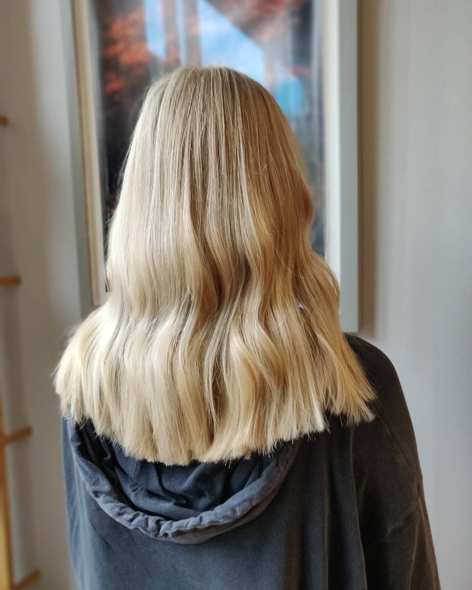 KatDemetriou's tweet photo. Creamy blonde highlights are always so fresh. 
Look at the last picture to see what it looked like before. 
.
.
#hair #davinescolor #blondehair #restyle #newyou #creamy #springvibes #sustainablebeauty #ecofriendlyproducts @DavinesOfficial @DavinesUK https://t.co/3ZlLZ7KpwO