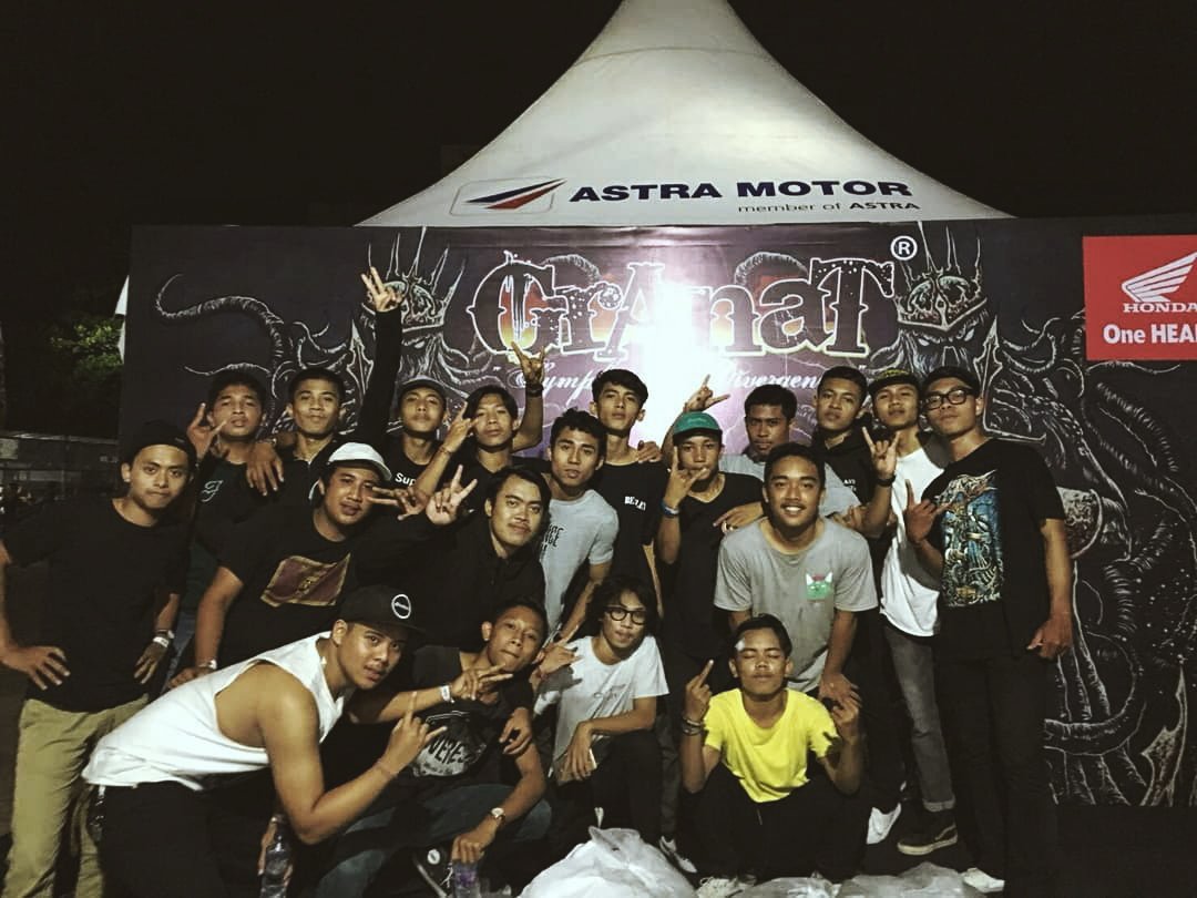 Kapan lagi bisa meetup moshpit gini~ ajg coronasucks