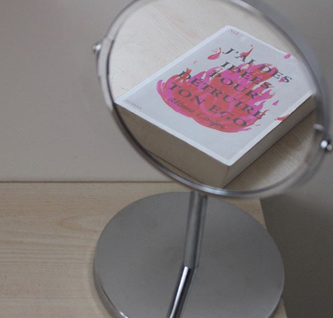 • "Je me suis aussi remise à lire pour avoir accès à de nouveaux regards, parce qu’on a beau être entouré d’images en permanence les points de vue sont souvent les mêmes. " • @lestylodelo
🔥 Une chose est sûre, le regard d'Albane Linÿer est unique ! 🔥