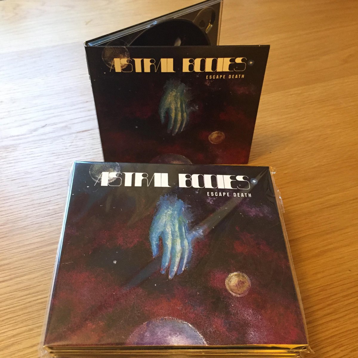 survivingsounds's tweet photo. OUT TODAY! Our third release.
Astral Bodies - Escape Death
CD // DD // TAPE // STREAM
https://t.co/KAb8OLzros
#astralbodies #escapedeath #cd #tape #digital #postrock #postmetal #spacerock #spacedoom #prtrail #survivingsounds @Astral_Bodies_ @PrTrail https://t.co/WSvYXEVanH