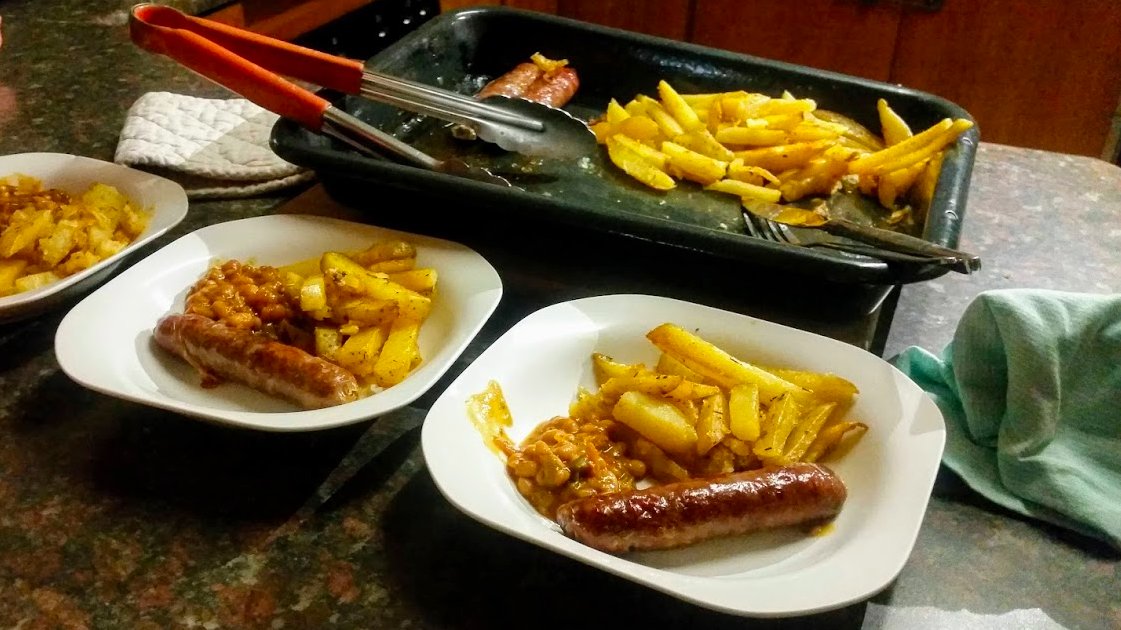 OSStheeBOSS's tweet photo. Yesterday we were craving food from so i tried my best with what we had in the house. Not the same but #slaps #slapsdifferent 

#spykos 
#spyzozo 
#streetfood at home 
#QuarantineCuisine 
#chakalaka 
#slaapchips https://t.co/PvkwMeHmHS