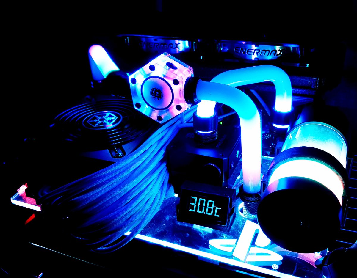keitog36k's tweet photo. #変態PC博覧会2020

全然、普通の水冷PC
強いて変態ポイントをあげるなら、ラジエーター総延長が1200mmなところぐらいw

去年の作品だけど
水冷PS4
VRMまで水冷化してるのは世界で私だけだ！たぶん、しらんけど

今年はPS5の水冷化やるぞ！ https://t.co/wtRjOfoYgt