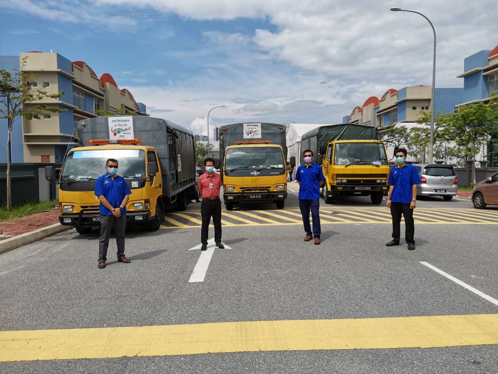 JKRWoksyop's tweet photo. Misi bantuan makanan Zon Utara &amp; Zon Pantai Timur.

Makanan drpd Yayasan Food Bank Malaysia, KPDNHEP &amp; @mynadma  utk para pelajar IPTA &amp; IPTS.

Bantuan lori drpd @JKRMalaysia 
Zon Utara 3 nos
T'ganu 4 nos
Pahang 3 nos

@MOWorks
@arkamaluddin 
@IrZulkefly 
@JKR_CKM
@MamatRohizan https://t.co/LxjezPAc6H
