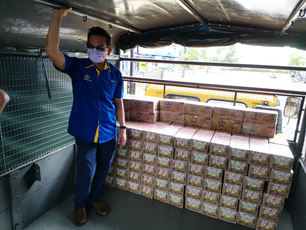 JKRWoksyop's tweet photo. Misi bantuan makanan Zon Utara &amp; Zon Pantai Timur.

Makanan drpd Yayasan Food Bank Malaysia, KPDNHEP &amp; @mynadma  utk para pelajar IPTA &amp; IPTS.

Bantuan lori drpd @JKRMalaysia 
Zon Utara 3 nos
T'ganu 4 nos
Pahang 3 nos

@MOWorks
@arkamaluddin 
@IrZulkefly 
@JKR_CKM
@MamatRohizan https://t.co/LxjezPAc6H