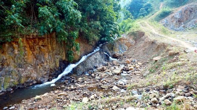 Post reports by  @ntca_india & CEC- SC ordering ban on mining in Karbi Anglong came as a breather. While green cover is naturally regenerating, streams like this may not flow in its pristine form. Agricultural activities are gravely affected due to such mining in Karbi hills.