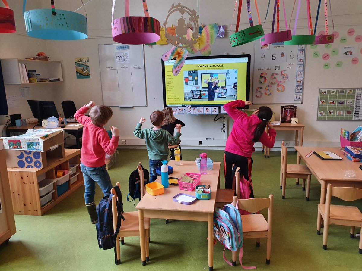 Twee dagen na de schoolsluiting zijn we op 18 maart gestart met OOADA KLASLOKAAL. Inmiddels hebben 71 collega's meer dan 80 lessen gegeven. Vandaag maken we de laatste 4 live uitzendingen en een tutorial voor ouders in diverse talen.