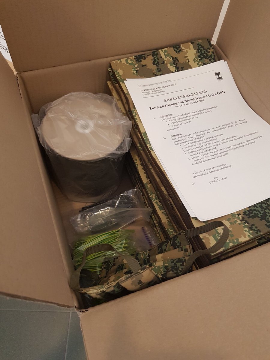 Michael Bauer 130 000 Masken Fur Das Bundesheer Werden Nach Vorgabe Der Heeresbekleidungsanstalt Produziert Ein Lasercutter Schneidet Die Zuschnitte Die Bundesheer Schneidereien In Ganz Osterreich Erhalten Die Zugeschnittenen Stoff