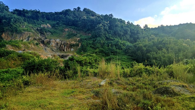 Thanks to Supreme Court- this hills in Karbi Anglong once affected by mining, has started showing signs of natural restoration (pic in December 2019). No doubt, nature can heal itself.