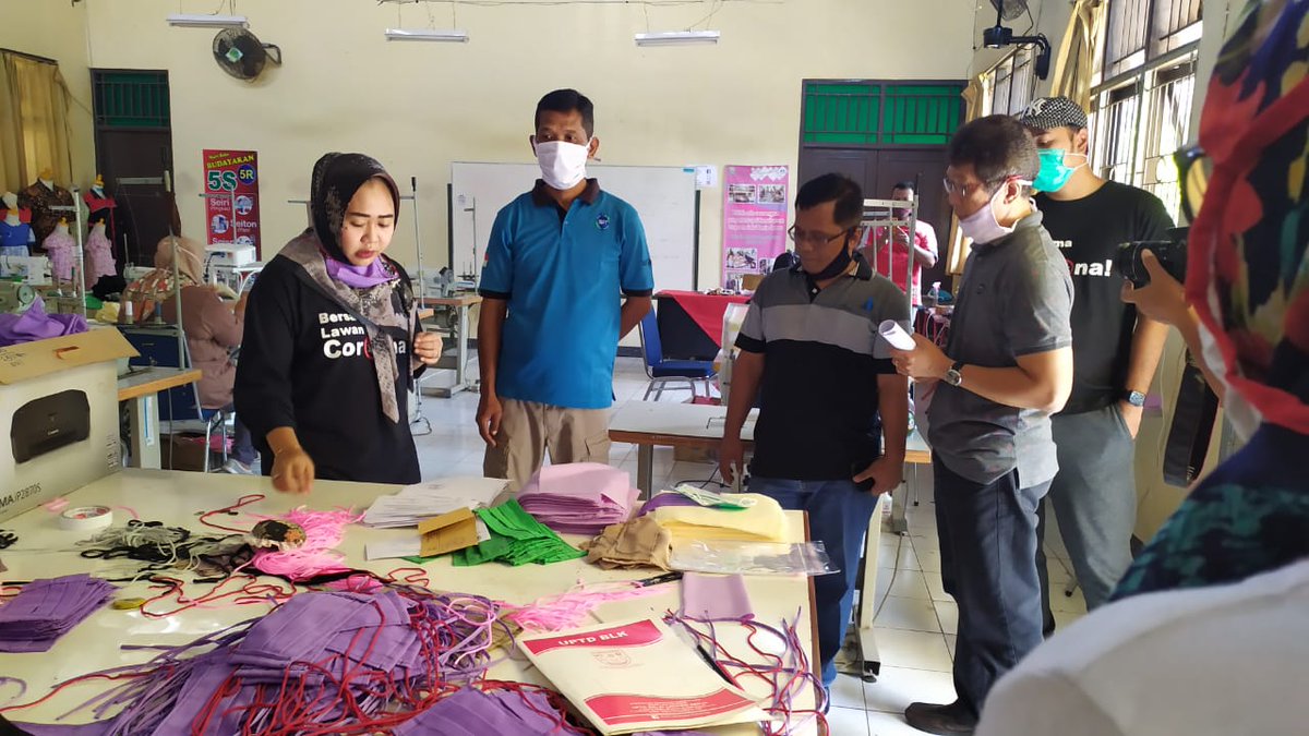 dyah_h_pratiwi's tweet photo. Utk mengatasi kesulitan masker, kami mengerahkan Balai Latihan Kerja (BLK) utk memproduksi. Kerja shift pagi siang malam. Para pekerja berasal dr tenaga yg sementara menganggur karena diliburkan, difabel, jg relawan. Sehari mampu 1000 masker, dan kami bagikan gratis ke masyarakat https://t.co/wCEmAhRG6n