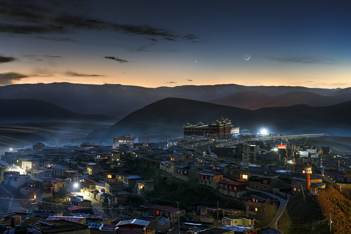 Space photo moment - Moon and Planets at Twilight by Petr Horálek ( https://apod.nasa.gov/apod/ap191128.html)