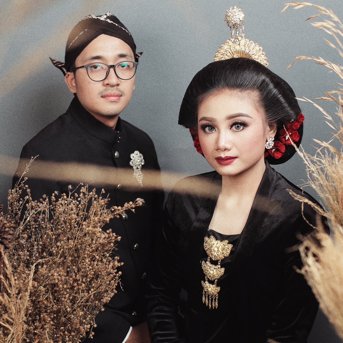 Selanjutnya tema foto tradisional. Ini fotonya agak niat karena memang dapat fasilitas dari sanggar wedding yang memang kami pakai untuk pernikahan kami.