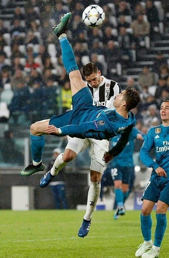 Cristiano Ronaldo Bicycle Kick vs Juventus at Champions League last night —  Hive