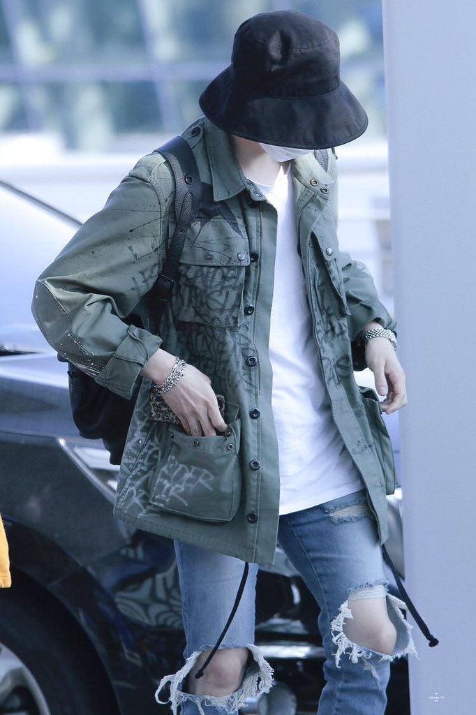 yoongi’s airport fashion, an important thread: