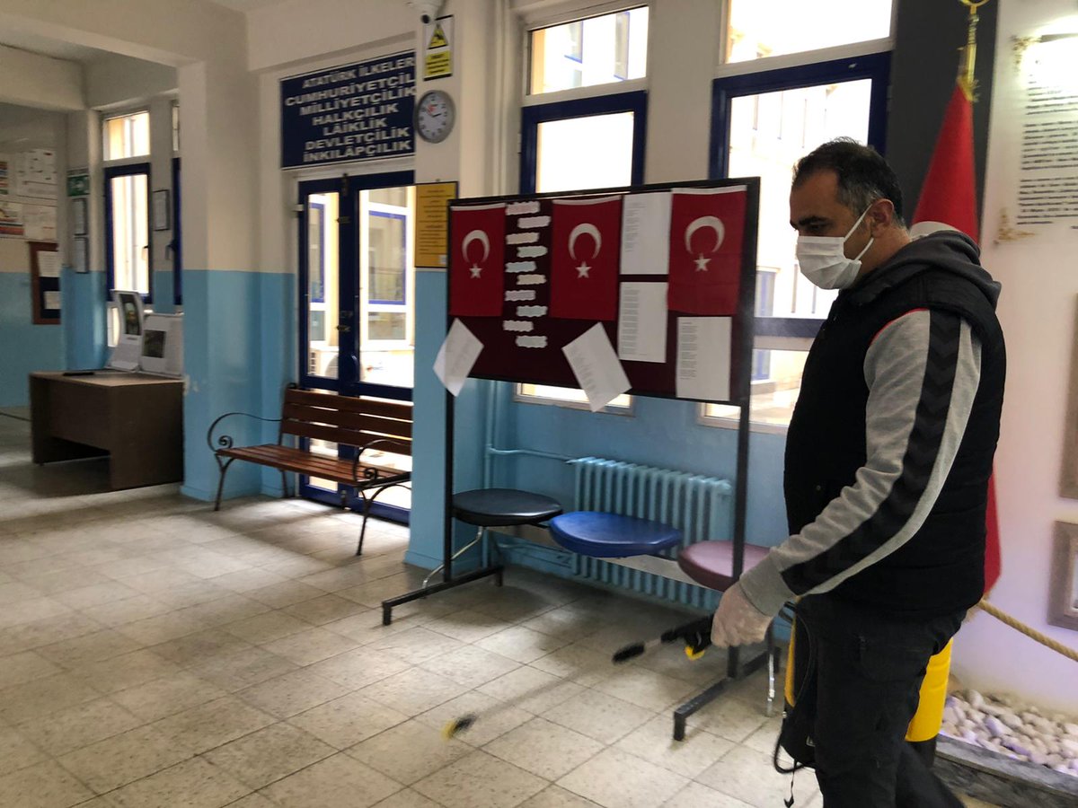 ShtBnb's tweet photo. Okumuzun dezenfeksiyon çalışmalarında ara vermiyoruz. #EvdeKal #MuglaMeb #Mentese_MEM https://t.co/KyTqevn3hK