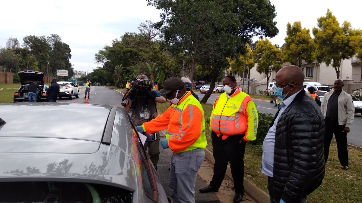 We are at a roadblock in Sandton on Revonia road where JMPD and SAPS are making sure motorists are complying with regulations. Johannesburg Mayor Geoffrey Makhubo is here