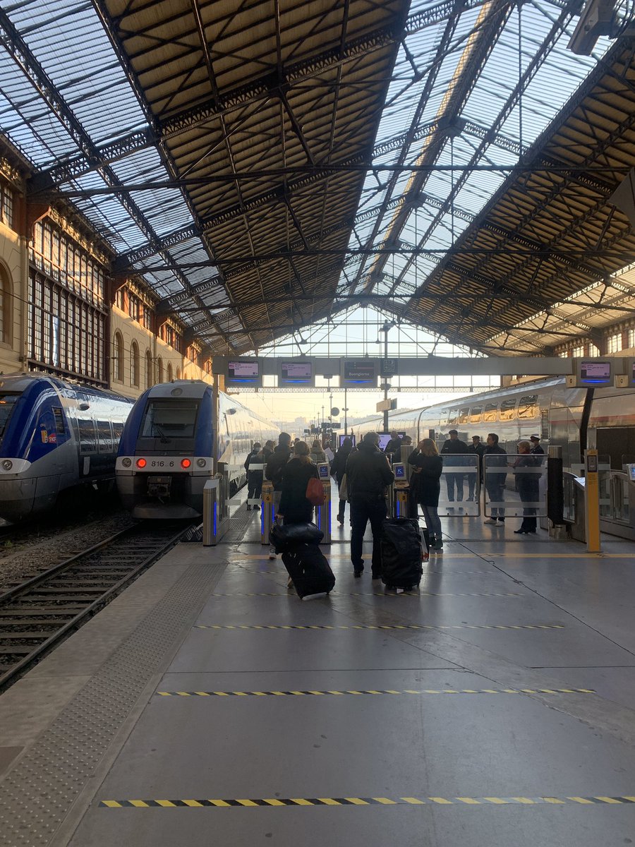 ARSPaca's tweet photo. 🚆Dernier départ ce matin à #Marseille de 70 professionnels volontaires pour partir en @iledefrance et apporter leur aide précieuse dans la lutte contre le #COVIDー19.

Au total, 1️⃣0️⃣0️⃣ professionnels de notre région se sont portés volontaires !

MERCI À EUX 👍 https://t.co/S27a0wCY4i