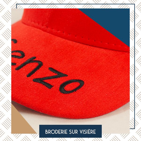 [ Technique de marquage 🧵 ]
Broder une visière c’est normalement impossible, à cause de sa rigidité. Mais pas pour nous ! 😉
 Comme nous réalisons vos casquettes de A à Z, nous réalisons tous nos marquages à plat AVANT de monter la casquette.