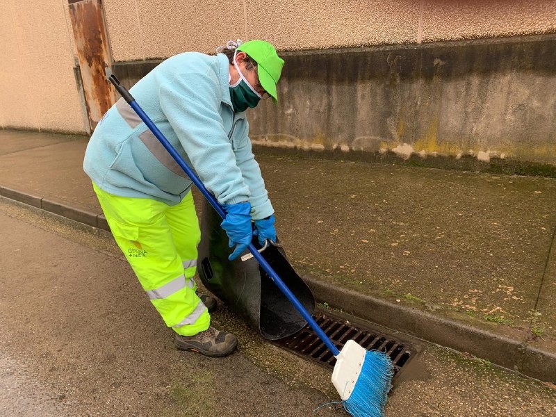 Dipsalut's tweet photo. Les mascaretes que hem distribuït estan arribant als seus destinataris, els professionals dels sectors essencials dels municipis gironins. 👏🏽
Reiterem l'agraïment a #MascaretesSolidàriesGirona, coordinats per @Qstura i l'@ancgirona
https://t.co/AhSMrSK83R
#municipissaludables https://t.co/OWlmxdZHxb