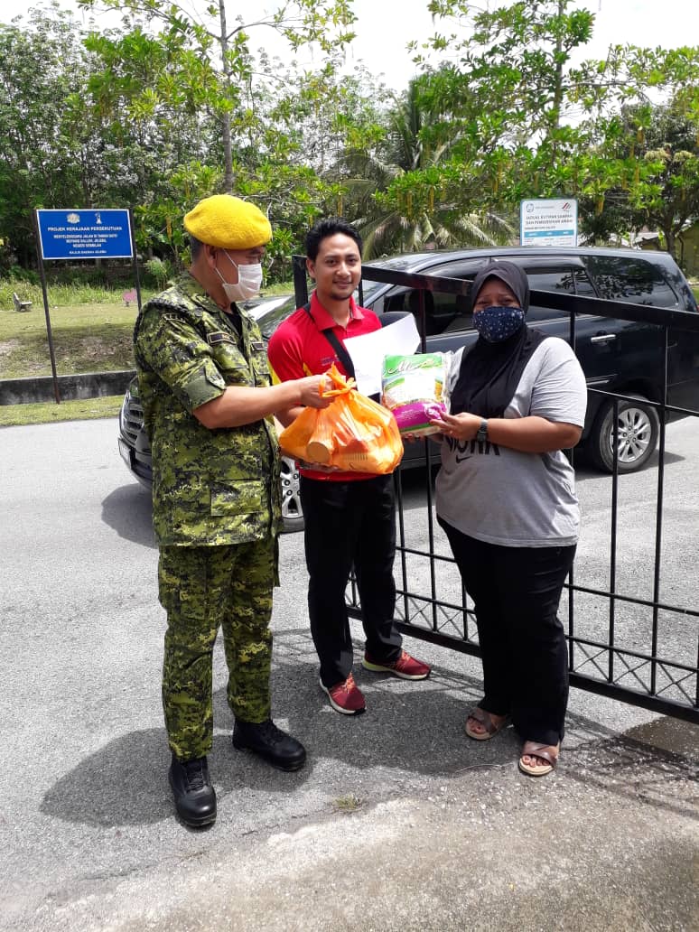 RELAJELEBU's tweet photo. Penghantaran sumbangan keperluan asas dari rumah ke rumah bersama pihak JKM &amp; APM.3/4/2020 
@RELA_N9 @KhairulPRNS @PrdGunalan @prdjelebu @HairolBatista @HazrulPprd .

#MalaysiaBebasCovid19
#DudukRumah
#WeWorkUStayAtHome
#SetiaBerbakti https://t.co/VSX6VnPZrk