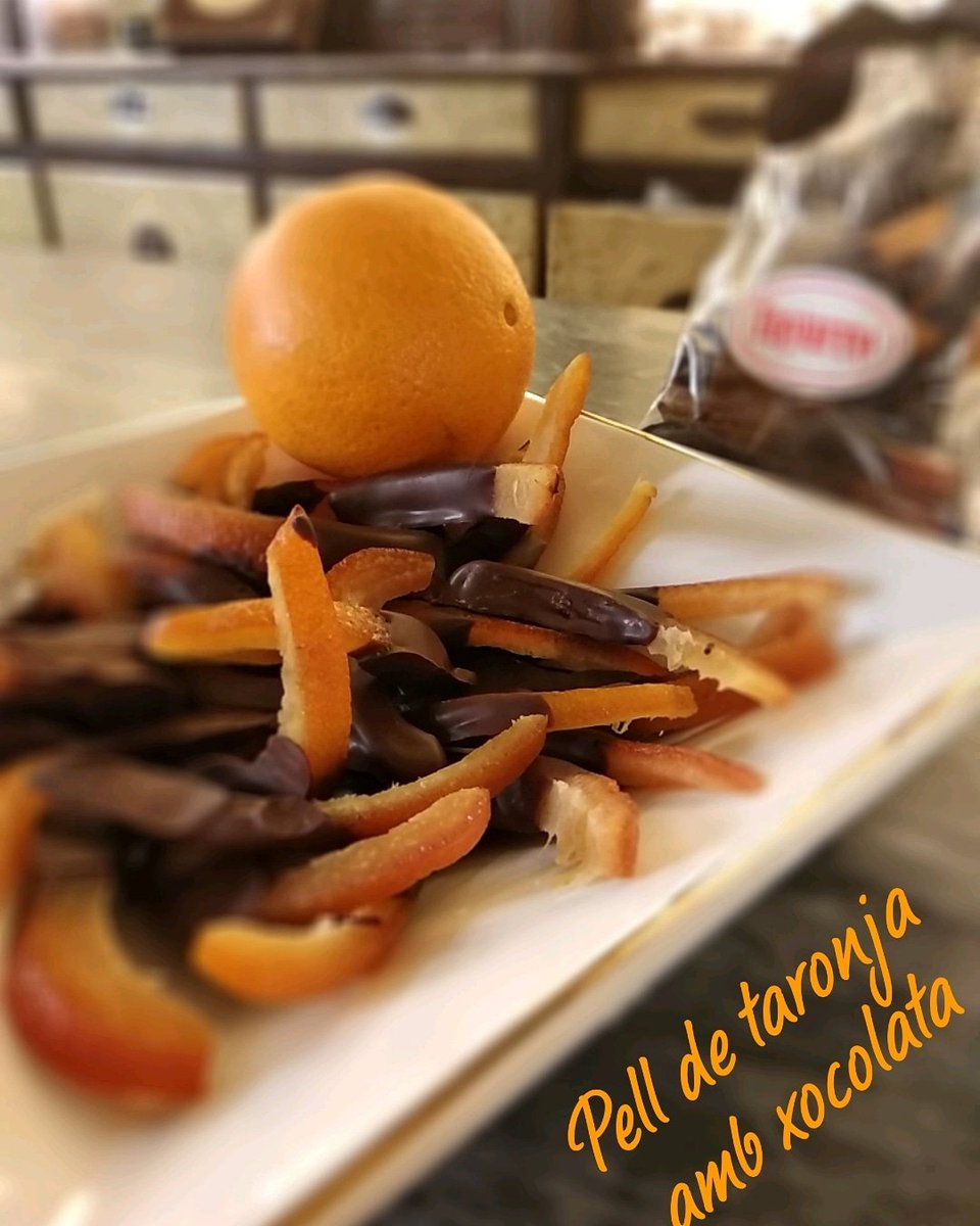 tuyarro's tweet photo. Pell de taronja amb xocolata https://t.co/WmlhicpkWY