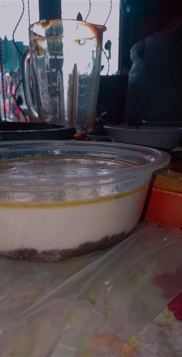 rayiamkajorn's tweet photo. Gua bikin Oreo cheescake kek di #tiktok malah ayan bgt dong, byk bat gua ngasi susu Ama bluebandnya:( #oreo #oreocheescake #homemade #MasterChef #fail dan gatau bakal enak apa kg gua nunggu adem trs mo gua bekuin:( https://t.co/6JYCMsvsCZ