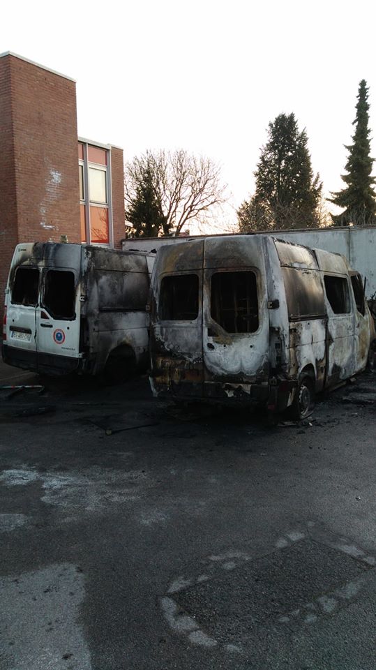 Antifa_36's tweet photo. Frankreich : gegen die Überwachung, die Knäste und die Autorität - Einige Angriffe in der Zeit der Ausgangssperre. #Marseille - Auto eines Knastmitarbeiter. #Amiens - Gefangenentransporter. #Besançon - Auto der Stadtverwaltung. Infos: https://t.co/f2UIGCBq7d #virusofcontrol https://t.co/MGZ2oY7awM